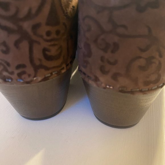 Dansko Prima Brown Floral Embossed Suede Leather Clogs EU Size 41 US Size 10.5 - Picture 8 of 12